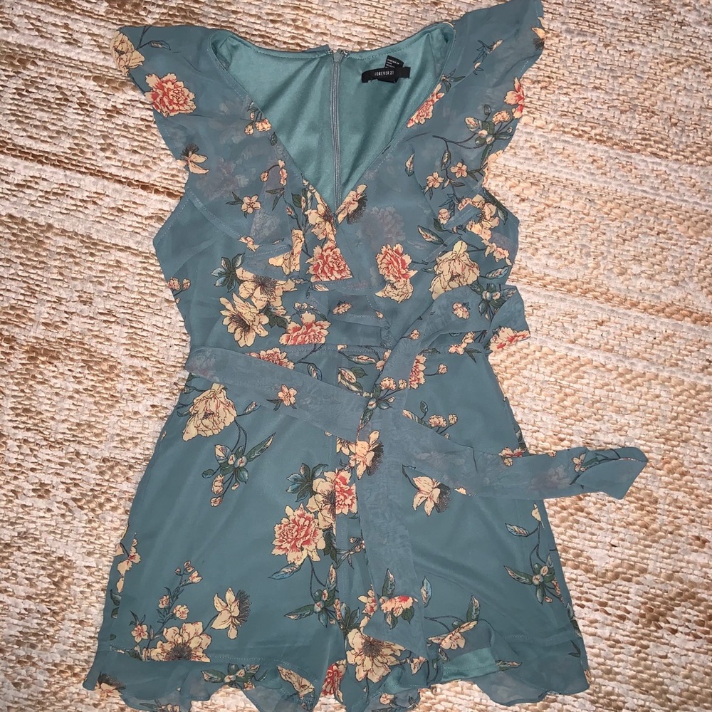 Cute romper!